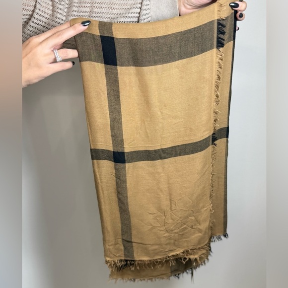 Authentic BURBERRY BEIGE/BLACK CHECK FRAYED EDGE SCARF✨ - Picture 3 of 7